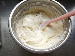 奶油纸杯蛋糕,过筛低筋面粉翻拌均匀