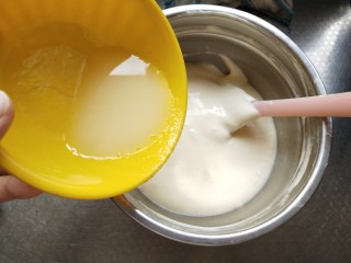 奶油纸杯蛋糕,将液体分两次加入蛋糊中翻拌均匀