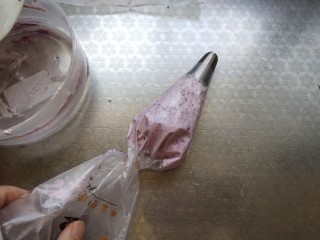 奶油纸杯蛋糕,我放的是紫薯粉。抹茶粉，也可以加可可粉变换其他颜色