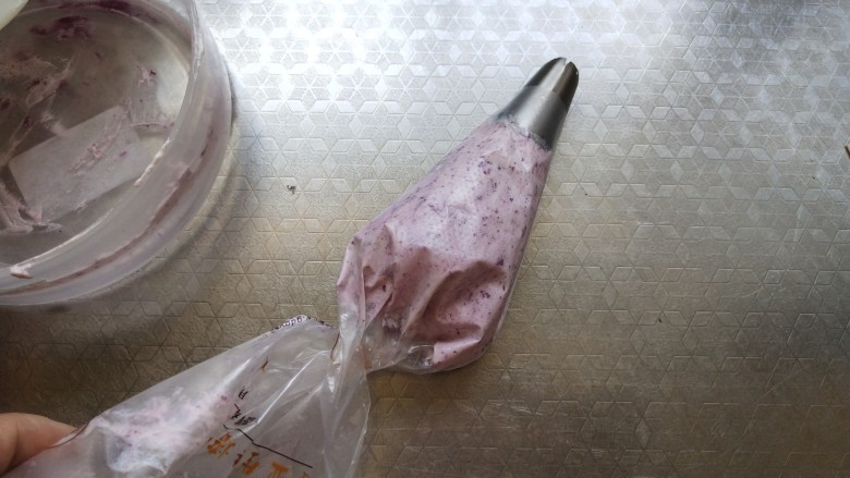 奶油纸杯蛋糕,我放的是紫薯粉。抹茶粉，也可以加可可粉变换其他颜色