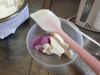 奶油纸杯蛋糕,淡奶油打发硬挺，取一部分加色粉调整喜欢的颜色