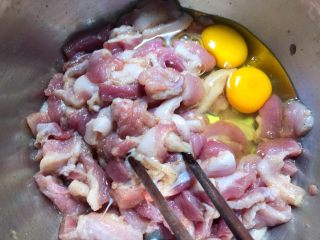 小酥肉,打入2个鸡蛋，搅打均匀