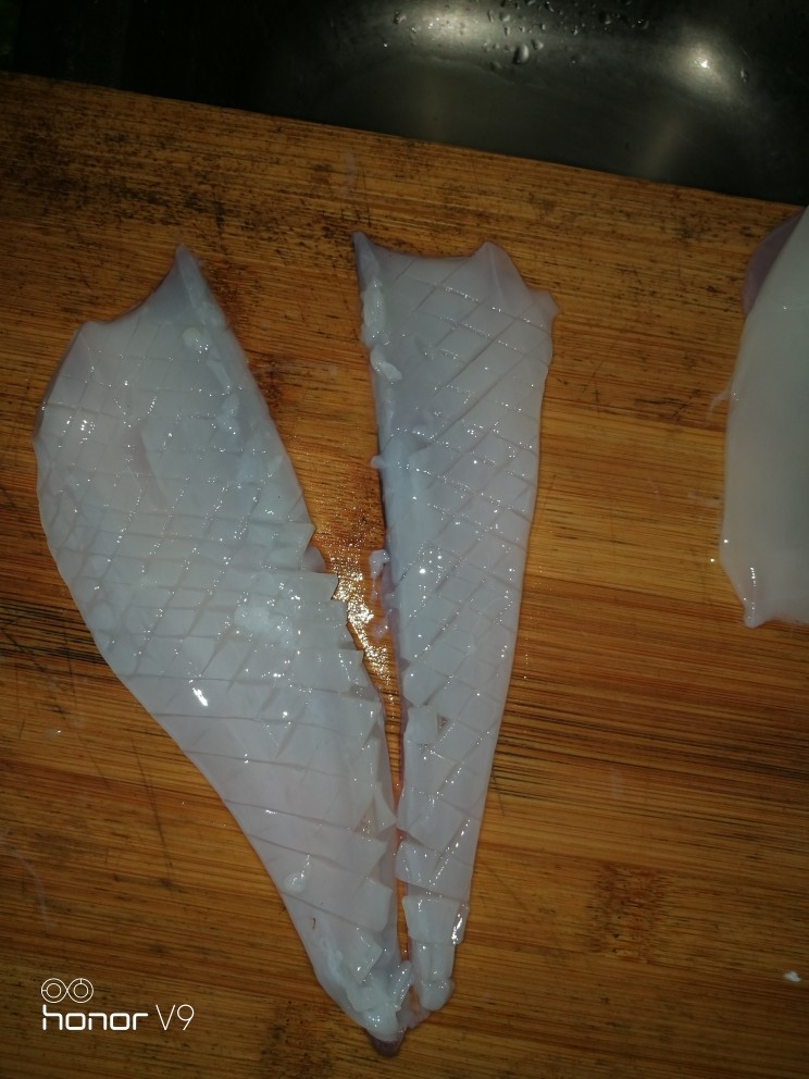 葱香鱿鱼,注意要切成2边，这样鱿鱼炒起来才能卷卷的。