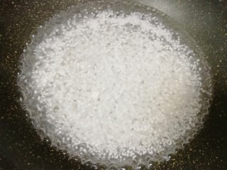 椰汁芒果西米露,锅内放足够多的水烧开，下入小西米。