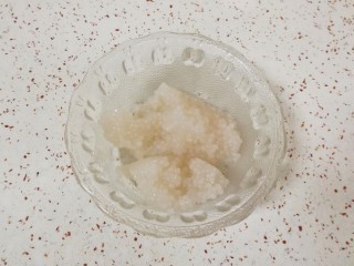 椰汁芒果西米露,冷藏过的西米放进小碗里。