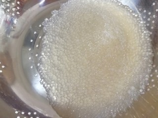 椰汁芒果西米露,焖好的西米放在漏盆里用凉水冲洗几遍，放进冰箱冷藏备用。