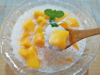 椰汁芒果西米露,尝一口，冰凉爽口，好吃的不要不要的。