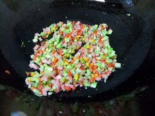 彩蔬饭团,放盐、鸡精调味，炒熟盛出备用。