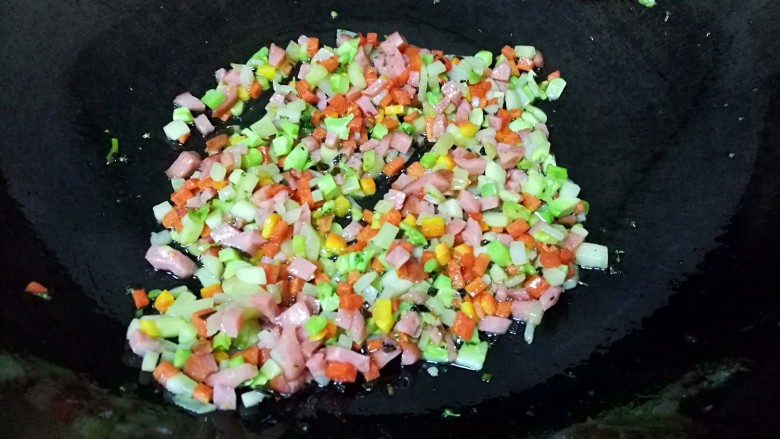 彩蔬饭团,放盐、鸡精调味，炒熟盛出备用。