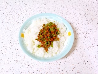 彩蔬饭团, 将炒好的蔬菜碎末倒进米饭里。