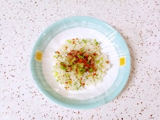 彩蔬饭团,舀一勺炒好的蔬菜丁放在米饭上。