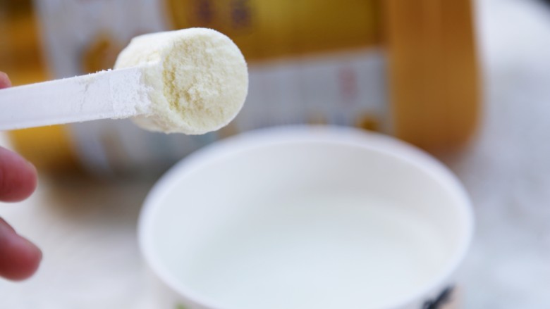 美食丨宝宝专属的消暑神器，比冰激凌好吃10倍~,趁食材蒸的时间按照奶粉的冲配比例调好200ml左右配方奶。