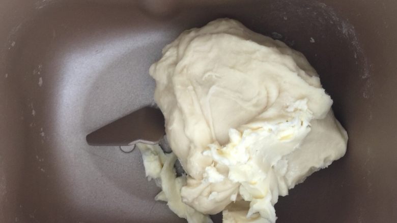 罗勒叶葱香面包,加入软化好的黄油继续启动揉面程序