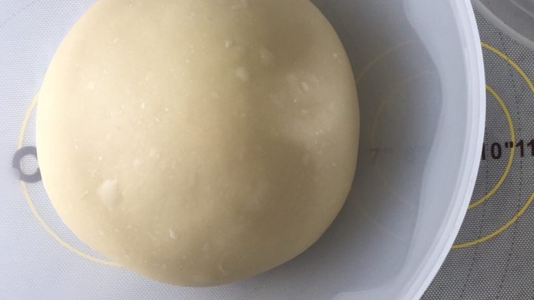 罗勒叶葱香面包,整理好放入发酵碗中盖上盖子或者保鲜膜室温发酵