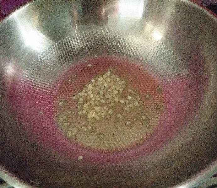 蒜香野水芹,炒锅烧热倒油，下一半蒜沫小火煸香，成金黄色