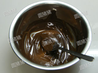 双色冰淇淋蛋糕,黑巧克力切小块隔水溶化成浆状。黄油隔水溶化成液态。