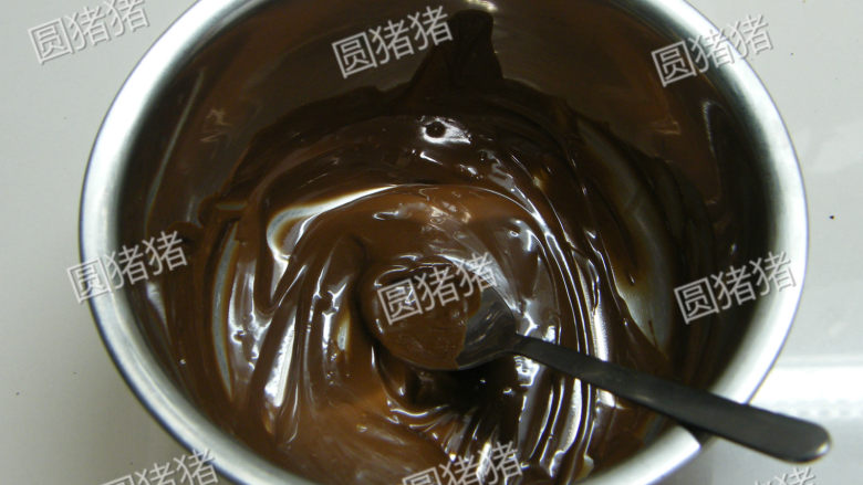 双色冰淇淋蛋糕,黑巧克力切小块隔水溶化成浆状。<a style='color:red;display:inline-block;' href='/shicai/ 887'>黄油</a>隔水溶化成液态。