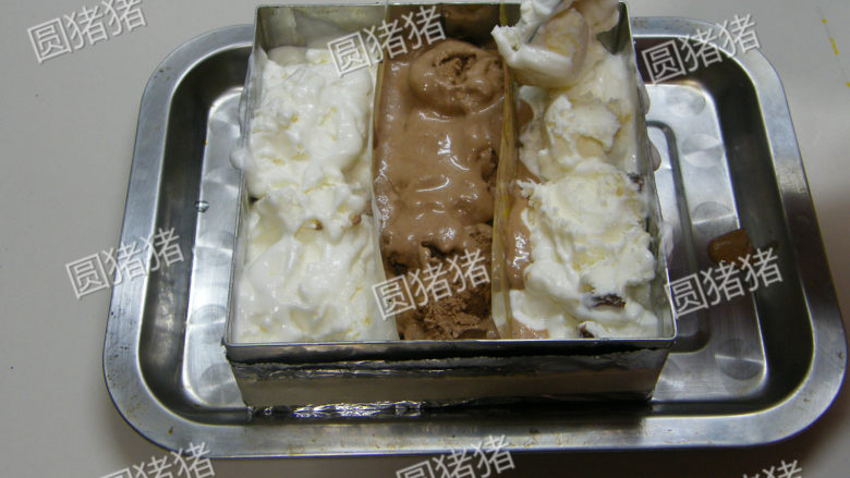 双色冰淇淋蛋糕,冰淇淋提前20分钟取出冰箱软化（不要溶化）将冰淇淋填入框内。