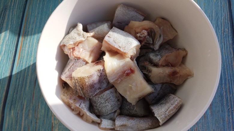 酱香炖鳕鱼,腌制15分钟左右。