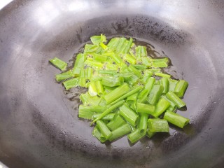 葱油拌面,然后锅里热油。把葱段放进去小火熬。