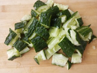 木耳黄瓜拌洋葱,切成块儿。