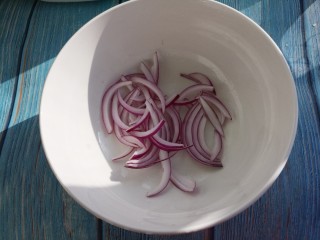 木耳黄瓜拌洋葱,把洋葱切成条状。