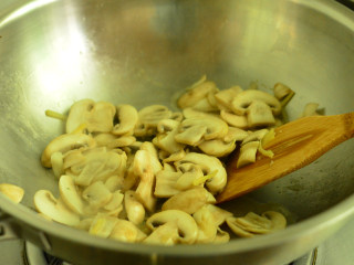 西兰花炒蘑菇,这时口蘑会出水，开大火翻炒，直至炒干口蘑的水分
