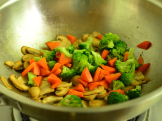 西兰花炒蘑菇,放入焯过水的胡萝卜和西兰花，翻炒片刻