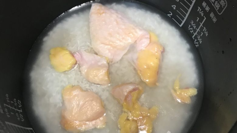 鸡油饭,把鸡油放进去，铺均匀，开始煮饭，煮好饭把鸡油捞出，饭搅拌均匀即可