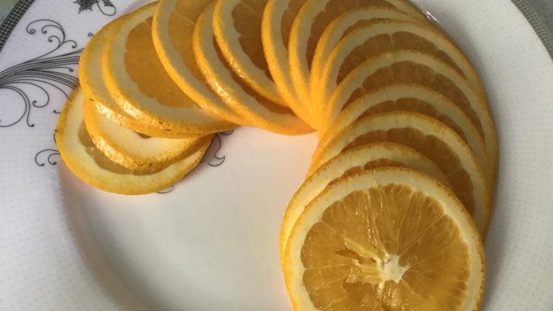水果干,橙子切成2毫米厚薄片。
