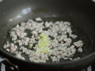 茄汁肉酱面,翻炒至肉沫变色后放入姜蒜沫，翻炒均匀