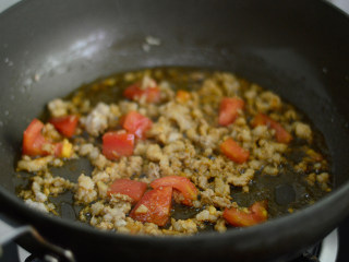茄汁肉酱面,炒出番茄汁后加入一勺酱油，翻炒均匀