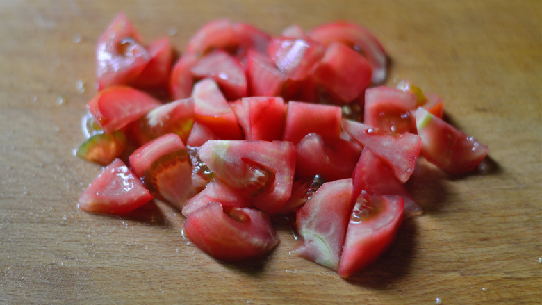 茄汁肉酱面,番茄去皮，切成小块