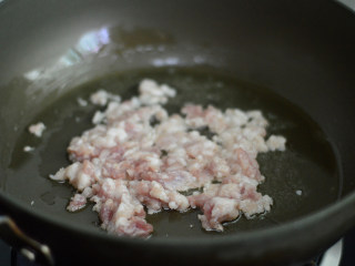 茄汁肉酱面,锅里倒入少许油，放入五花肉