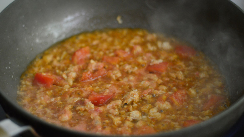 茄汁肉酱面,倒入番茄汁和少许水，煮开