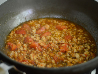 茄汁肉酱面,煮至汤汁浓稠即可关火，肉酱就做好了