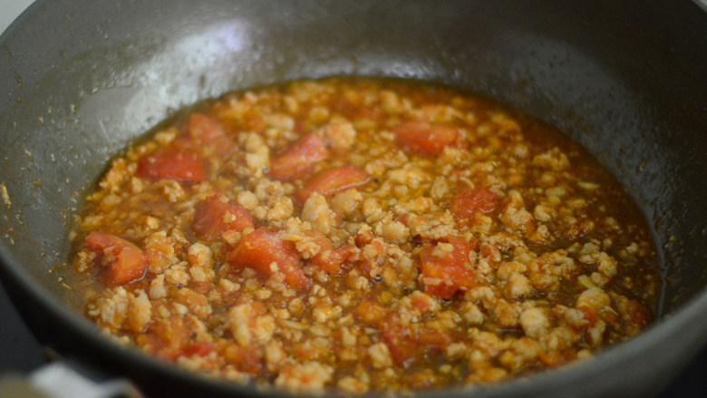 茄汁肉酱面,煮至汤汁浓稠即可关火，肉酱就做好了