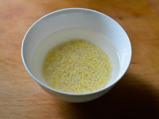 西兰花猪肝小米粥（辅食）,将大米和小米淘洗干净，用清水浸泡一会