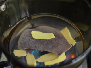 西兰花猪肝小米粥（辅食）,猪肝冷水入锅，放入姜片，焯出血水后捞出