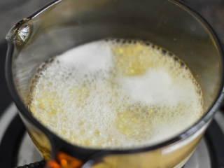 西兰花猪肝小米粥（辅食）,将泡好的大米和小米放入小锅中，注入水，煮开