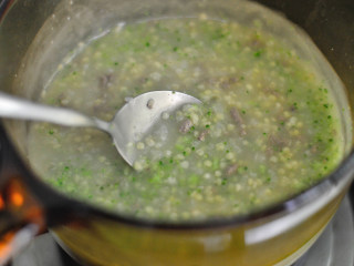 西兰花猪肝小米粥（辅食）,最后调入少许盐，拌匀即可
