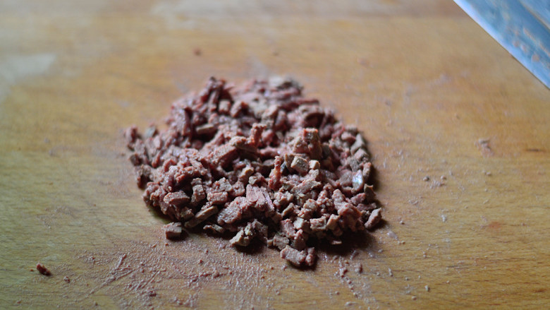 西兰花猪肝小米粥（辅食）,将焯水的猪肝剁成细小的丁
