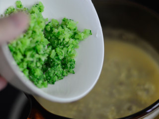 西兰花猪肝小米粥（辅食）,加入到猪肝粥中，继续煮5分钟