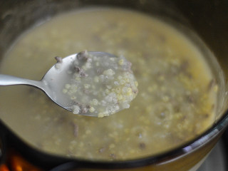 西兰花猪肝小米粥（辅食）,熬煮时不时的搅拌一下，直至米粒全部软熟开花