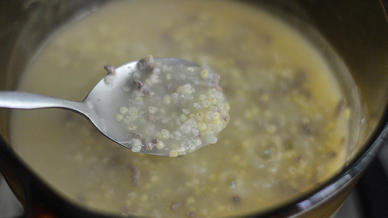 西兰花猪肝小米粥（辅食）,熬煮时不时的搅拌一下，直至米粒全部软熟开花