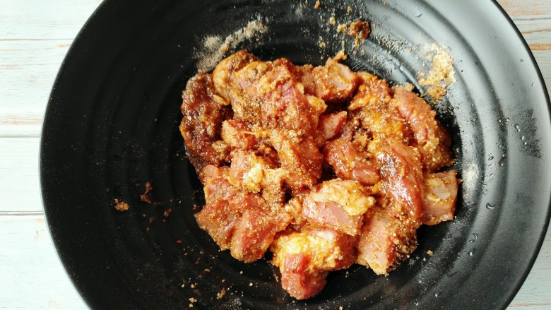 粉蒸牛肉,搅拌均匀，让牛肉全部均匀裹上腌料。