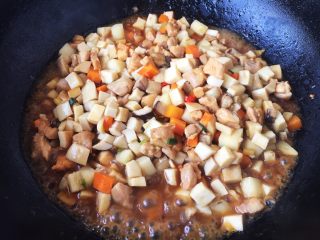鸡丁炒杏鲍菇,放入杏鲍菇，翻炒均匀至所有食材8成熟。