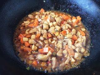 鸡丁炒杏鲍菇,放入胡萝卜和土豆，炒至胡萝卜和土豆5成熟。