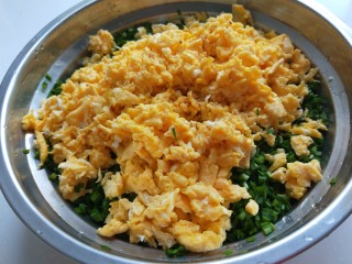 韭菜鸡蛋虾皮馅饼,在加入鸡蛋碎，不要马上搅拌，放在一边去合面。