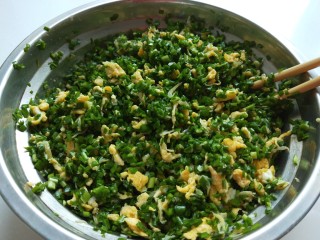 韭菜鸡蛋虾皮馅饼,这会儿的韭菜加入适量盐，香油，鸡粉搅拌均匀。